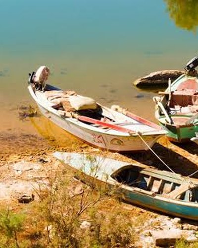Barques sur un lac de la vallée du Rift